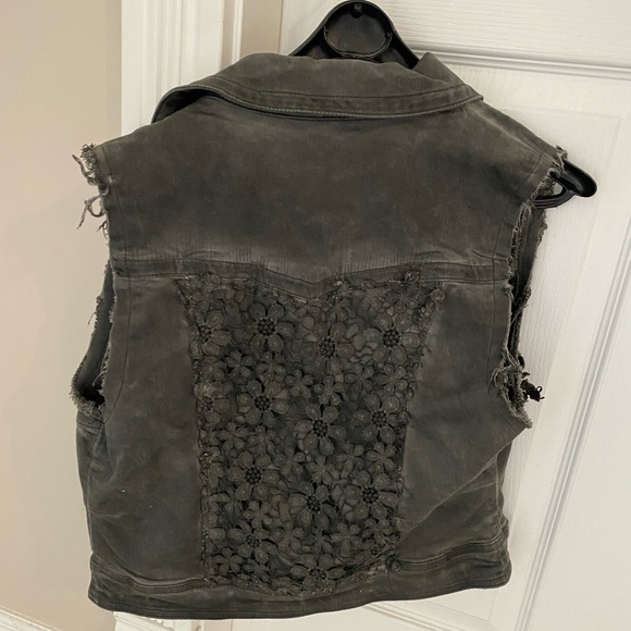 Black Buckle jean vest - Picture 2 of 3